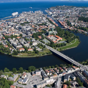 Av Åge Hojem/Trondheim Havn from Trondheim, Norway – Nidelva og TrondheimUploaded by beagle84, CC BY-SA 2.0, https://commons.wikimedia.org/w/index.php?curid=11262200